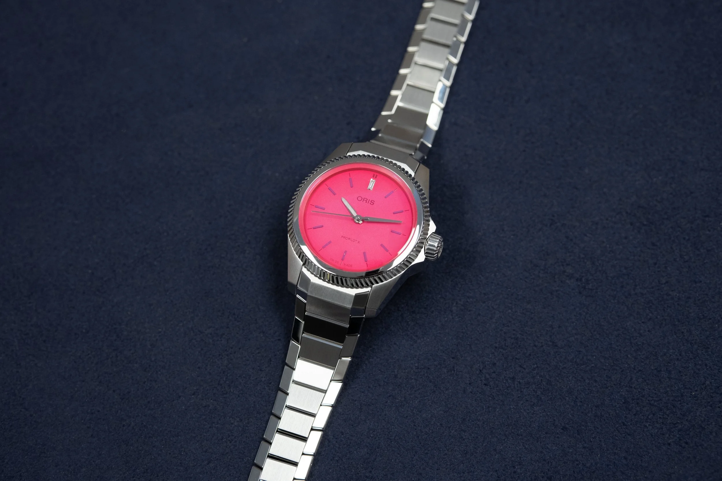 ピンクオパール♡リス♡No.2397 First Look: The Hot Pink Oris ProPilot X Miss Piggy Edition